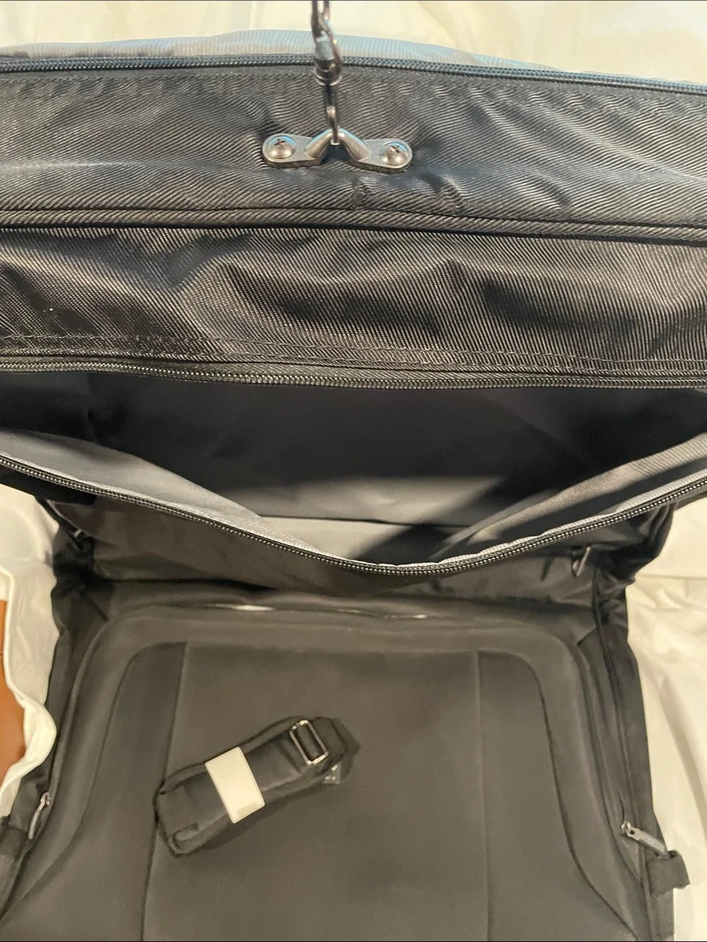 NWOT Delsey Paris Garment Gag W/ Tons of Storage B138